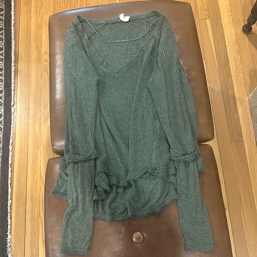 Free people long sleeve sweater size: XS